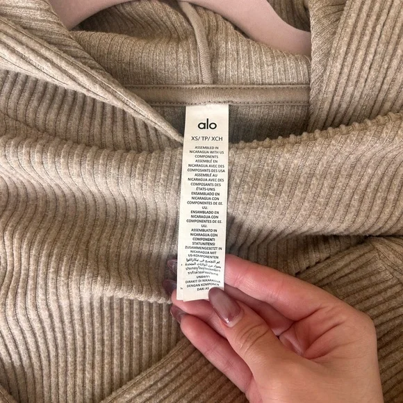 ALO Yoga Tan Ribbed Women Sweater and Sweatpants - Picture 4 of 9